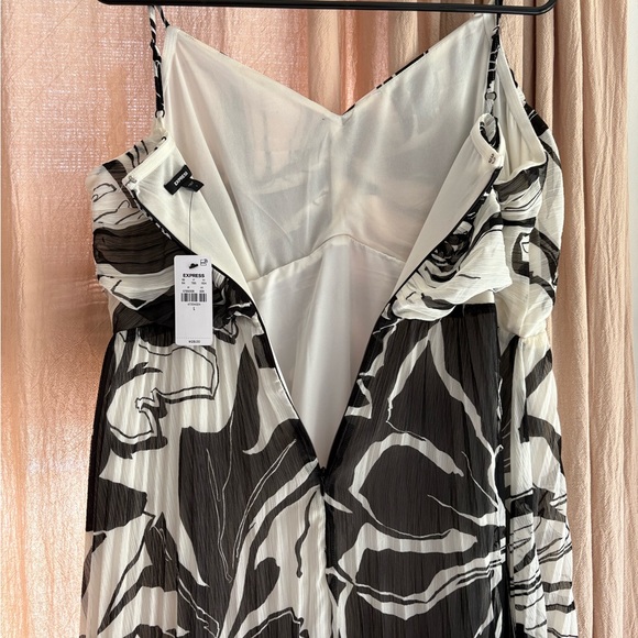 NWT Express | Large | Black & White Floral V-Neck Pleated Cross Back Maxi Dress - Picture 12 of 12